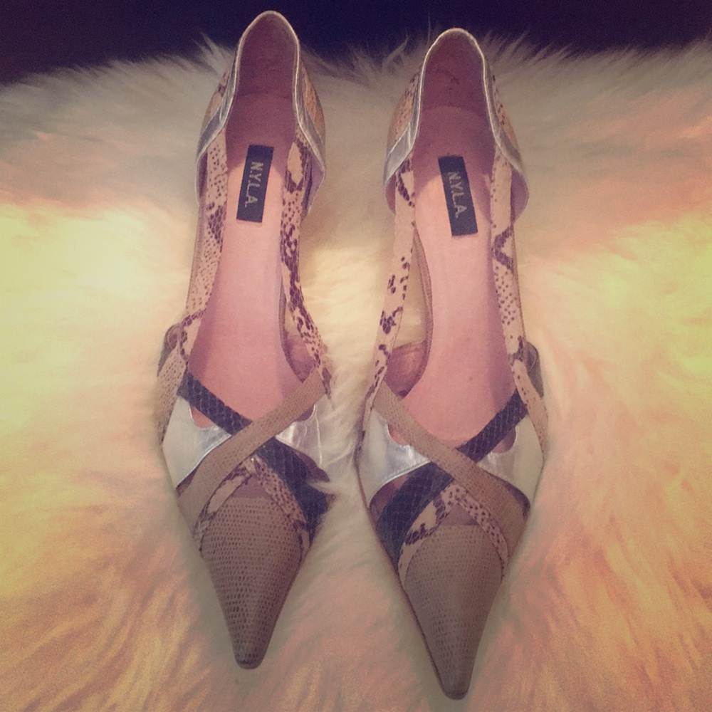 Pointy heeled multi colored shoe